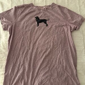 The Black Dog Graphic T‑Shirt in Dusty Mauve Martha’s Vineyard